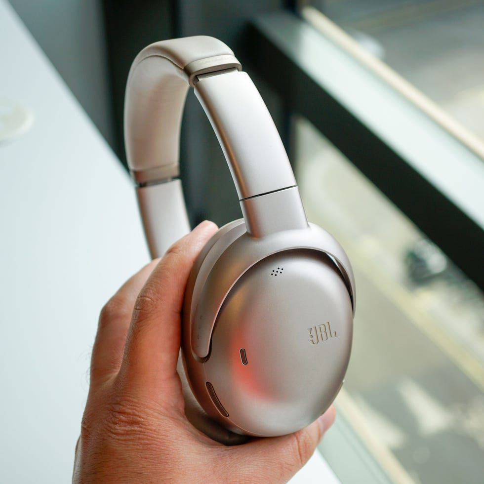 🎧 Découvrez une nouvelle dimension sonore avec le JBL Tour One M3 signé JBL !